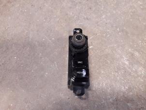 Begagnade Radiokontrollpanel Peugeot 208 I (CA/CC/CK/CL) 1.2 Vti 12V PureTech 82 Pris på förfrågan erbjuds av Autodemontage Joko B.V.