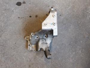 Begagnade Övre fäste, generator Saab 9-5 (YS3E) 1.9 TiD 16V Pris på förfrågan erbjuds av Autodemontage Joko B.V.