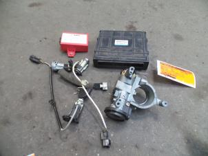 Używane Zestaw wkladek zamka (kompletny) Mitsubishi Space Star (DG) 1.3 16V Cena na żądanie oferowane przez Autodemontage Joko B.V.