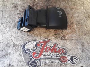 Begagnade Rattmonterad radiostyrning Renault Megane III Grandtour (KZ) 1.4 16V TCe 130 Pris på förfrågan erbjuds av Autodemontage Joko B.V.