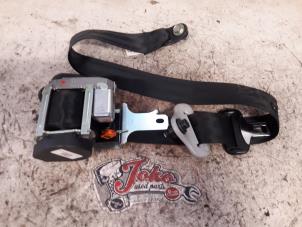 Gebruikte Veiligheidsgordel rechts-voor Mazda 3 Sport (BK) 1.3i 16V Prijs op aanvraag aangeboden door Autodemontage Joko B.V.