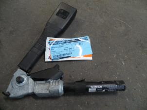 Gebruikte Gordelspanner rechts Opel Corsa D 1.3 CDTi 16V ecoFLEX Prijs op aanvraag aangeboden door Autodemontage Joko B.V.