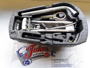 Begagnade Domkraft Volkswagen Polo IV (9N1/2/3) 1.4 16V Pris på förfrågan erbjuds av Autodemontage Joko B.V.