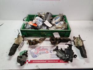 Begagnade Dörrlåsmekanism, 2-dörrars, vänster Opel Calibra 2.0i Pris på förfrågan erbjuds av Autodemontage Joko B.V.