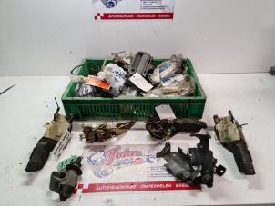 Begagnade Dörrlåsmekanism, 2-dörrars, höger Opel Calibra 2.0i Pris på förfrågan erbjuds av Autodemontage Joko B.V.