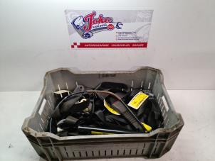 Begagnade Bakre säkerhetsbälte, vänster Opel Calibra 2.0i Pris på förfrågan erbjuds av Autodemontage Joko B.V.