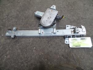 Używane Mechanizm szyby lewej tylnej wersja 4-drzwiowa Mitsubishi Pajero Hardtop (V6/7) 3.2 DI-D 16V Long Cena na żądanie oferowane przez Autodemontage Joko B.V.