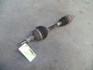 Begagnade Drivaxel, vänster fram Opel Vectra B (36) 1.6 16V Ecotec Pris på förfrågan erbjuds av Autodemontage Joko B.V.