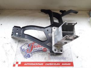 Gebruikte Koplampframe rechts BMW 5 serie (E60) 530i 24V Prijs op aanvraag aangeboden door Autodemontage Joko B.V.