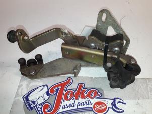 Gebruikte Schuifdeur Rail rechts Renault Master II (JD) 2.8 dTi Prijs op aanvraag aangeboden door Autodemontage Joko B.V.