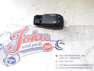 Begagnade Rattmonterad radiostyrning Renault Twingo II (CN) 1.2 16V Pris på förfrågan erbjuds av Autodemontage Joko B.V.