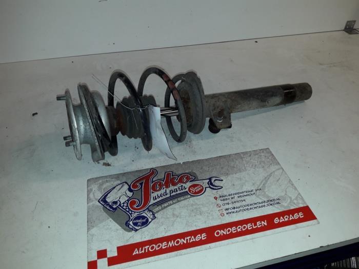 Schokdemperpoot rechts-voor van een BMW 3 serie (E46/4) 318d 16V 2002