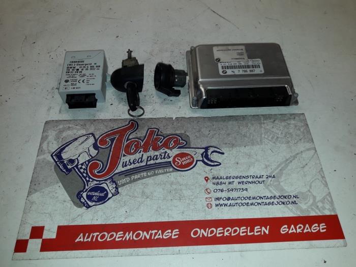 Cylinderlåsuppsättning (komplett) från en BMW 3 serie (E46/4) 318d 16V 2002