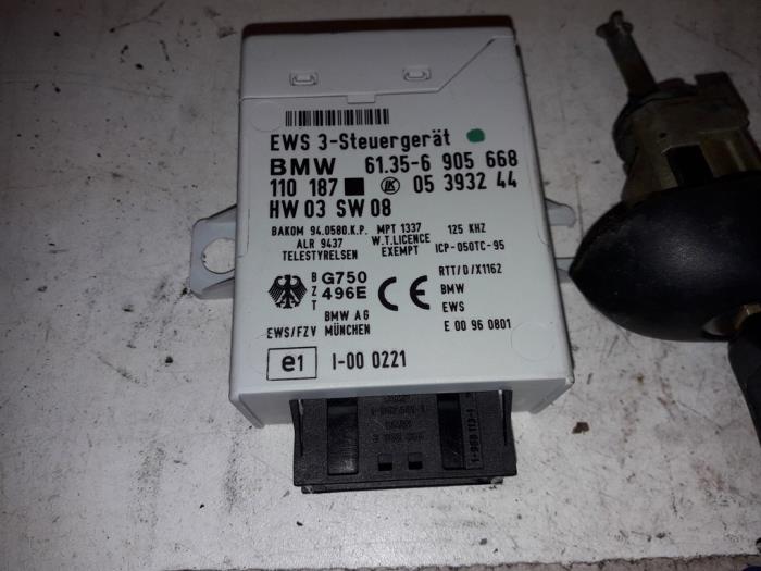 Cylinderlåsuppsättning (komplett) från en BMW 3 serie (E46/4) 318d 16V 2002