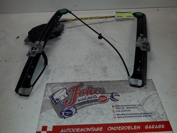 Fönstermekanism, 4-dörrars, vänster fram från en BMW 3 serie (E46/4) 318d 16V 2002