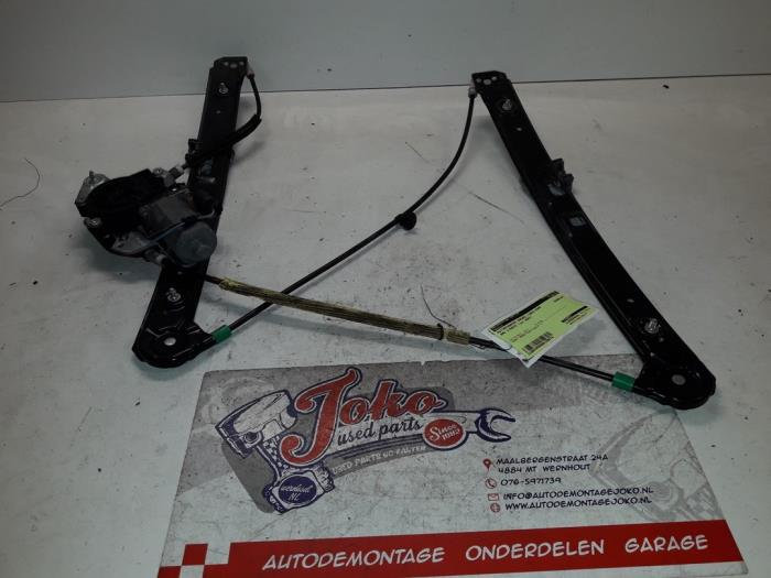 Fönstermekanism, 4-dörrars, vänster fram från en BMW 3 serie (E46/4) 318d 16V 2002