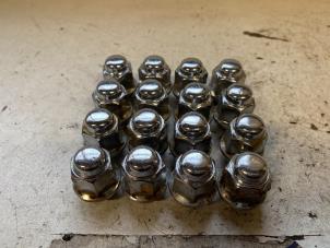 Begagnade Hjulbultsats Hyundai i20 1.2i 16V Pris på förfrågan erbjuds av Autodemontage Joko B.V.