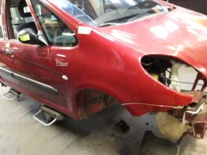 Begagnade Framskärm, höger Citroen Xsara Picasso (CH) 2.0 16V Pris på förfrågan erbjuds av Autodemontage Joko B.V.