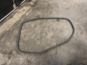 Begagnade Dörrtätning, 4-dörrars, vänster bak Seat Altea XL (5P5) 1.4 TSI 16V Pris på förfrågan erbjuds av Autodemontage Joko B.V.