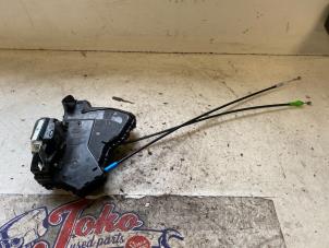 Begagnade Dörrlåsmekanism, 4-dörrars, höger fram Toyota Auris (E18) 1.8 16V Hybrid Pris på förfrågan erbjuds av Autodemontage Joko B.V.