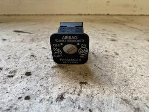 Begagnade Airbaglås Toyota Auris (E18) 1.8 16V Hybrid Pris på förfrågan erbjuds av Autodemontage Joko B.V.