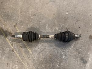 Begagnade Drivaxel, vänster fram Opel Corsa C (F08/68) 1.2 16V Twin Port Pris på förfrågan erbjuds av Autodemontage Joko B.V.
