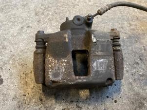 Gebruikte Remklauw (Tang) links-voor Peugeot 207/207+ (WA/WC/WM) 1.6 16V VTRi Prijs op aanvraag aangeboden door Autodemontage Joko B.V.