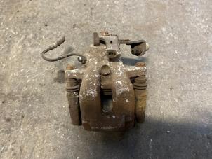 Gebruikte Remklauw (Tang) links-achter Peugeot 207/207+ (WA/WC/WM) 1.6 16V VTRi Prijs op aanvraag aangeboden door Autodemontage Joko B.V.