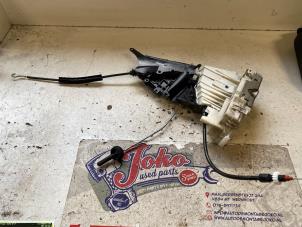 Begagnade Dörrlåsmekanism, 4-dörrars, höger fram Mercedes B (W245) 2.0 B-180 CDI 16V Pris på förfrågan erbjuds av Autodemontage Joko B.V.