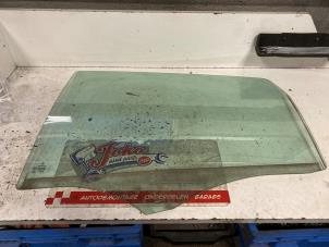 Begagnade Dörrfönster, 4-dörrars, vänster bak Mercedes B (W245) 2.0 B-180 CDI 16V Pris på förfrågan erbjuds av Autodemontage Joko B.V.