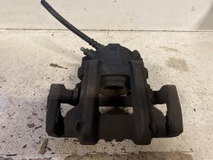 Begagnade Främre bromsok, vänster BMW 1 serie (F20) 118d 2.0 16V Pris på förfrågan erbjuds av Autodemontage Joko B.V.