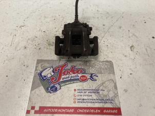 Begagnade Bakre bromsok, vänster BMW 1 serie (F20) 118d 2.0 16V Pris på förfrågan erbjuds av Autodemontage Joko B.V.