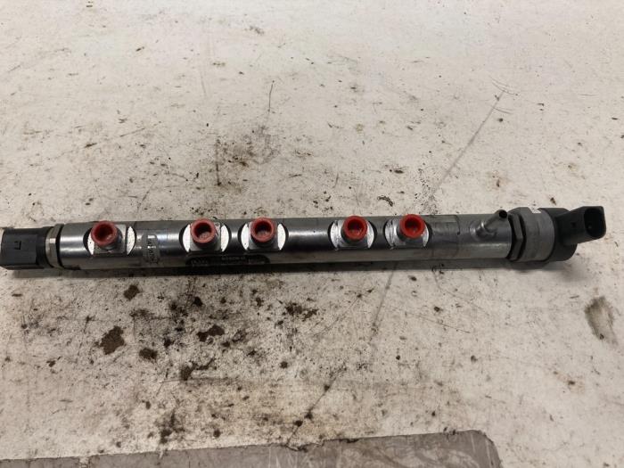 Bränsleinsprutningsmunstycke från en BMW 1 serie (F20) 118d 2.0 16V 2012