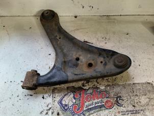 Begagnade Främre undre gaffelben, vänster Daihatsu Terios (J2) 1.5 16V DVVT 4x2 Euro 4 Pris på förfrågan erbjuds av Autodemontage Joko B.V.