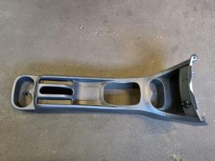 Begagnade Mittkonsol Daihatsu Terios (J2) 1.5 16V DVVT 4x2 Euro 4 Pris på förfrågan erbjuds av Autodemontage Joko B.V.