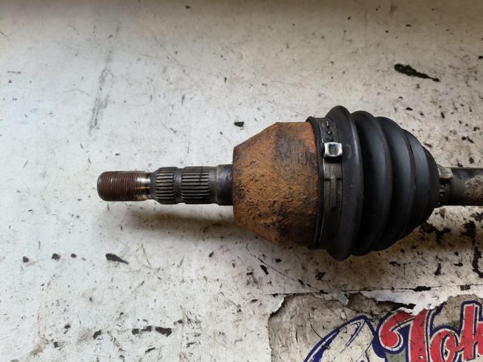 Drivaxel, vänster fram från en Opel Zafira (M75) 2.2 16V Direct Ecotec 2008