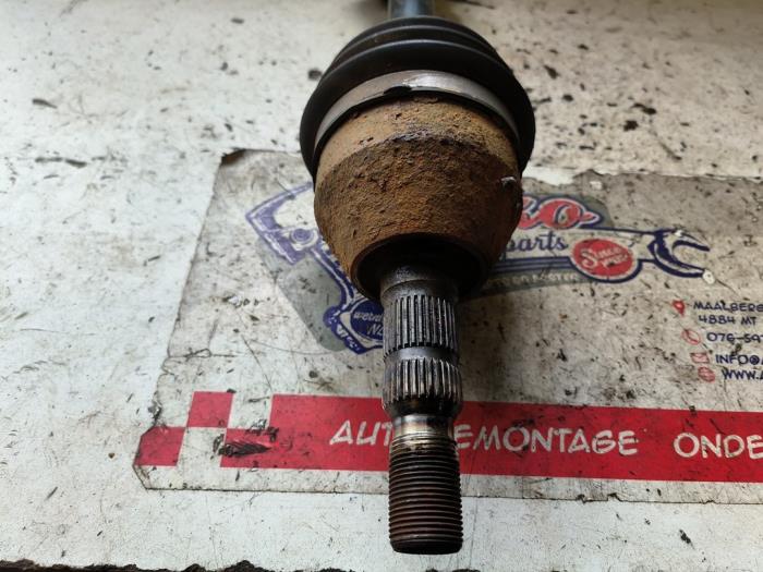Drivaxel, vänster fram från en Opel Zafira (M75) 2.2 16V Direct Ecotec 2008