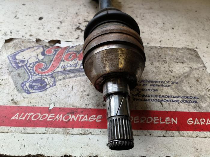 Drivaxel, vänster fram från en Opel Zafira (M75) 2.2 16V Direct Ecotec 2008