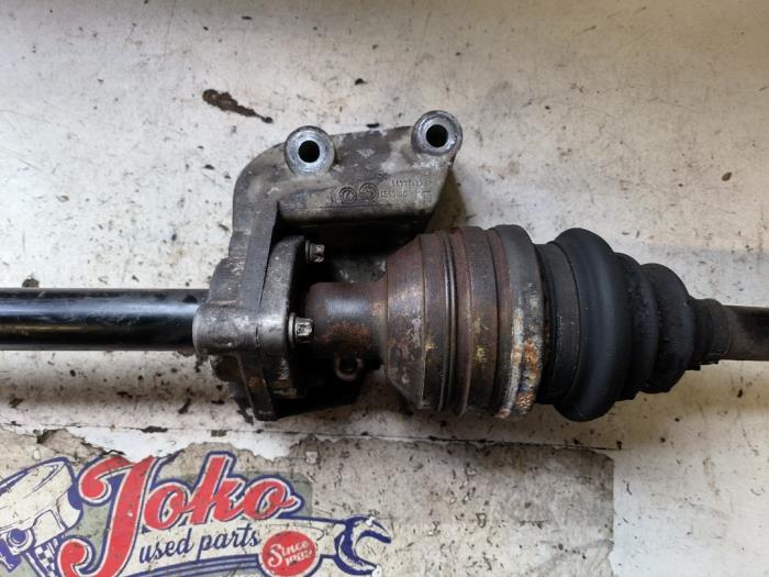 Drivaxel, höger fram från en Opel Zafira (M75) 2.2 16V Direct Ecotec 2008