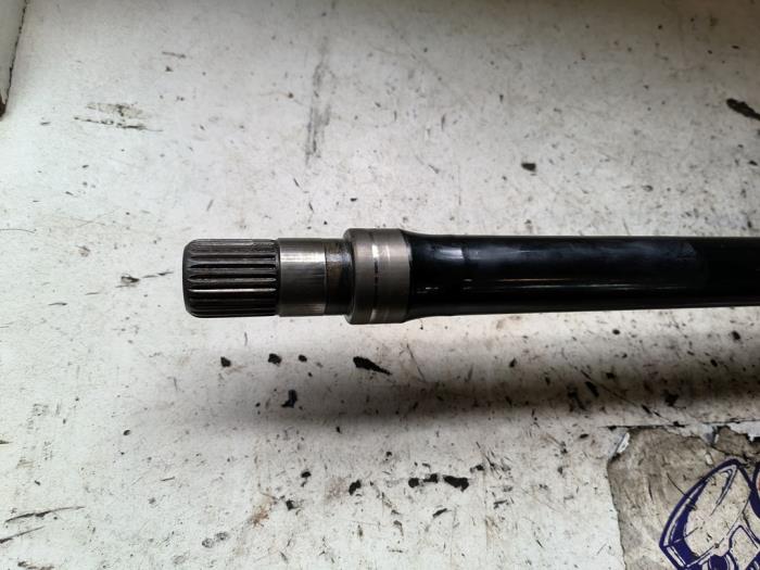Drivaxel, höger fram från en Opel Zafira (M75) 2.2 16V Direct Ecotec 2008
