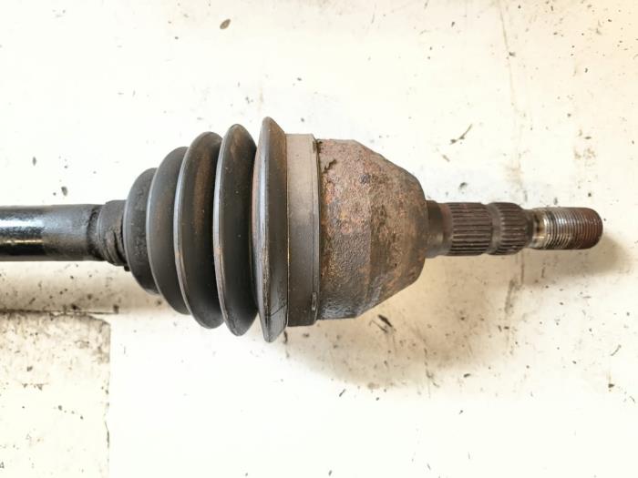 Drivaxel, höger fram från en Opel Zafira (M75) 2.2 16V Direct Ecotec 2008