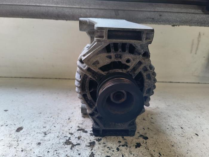 Dynamo från en Opel Zafira (M75) 2.2 16V Direct Ecotec 2008