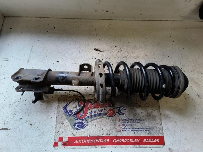 Stötdämparstång, höger fram från en Opel Zafira (M75) 2.2 16V Direct Ecotec 2008