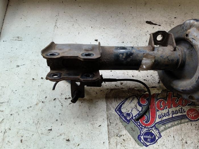 Stötdämparstång, höger fram från en Opel Zafira (M75) 2.2 16V Direct Ecotec 2008