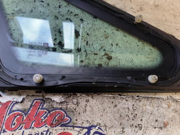 Extra fönster, 4-dörrars, vänster fram från en Opel Zafira (M75) 2.2 16V Direct Ecotec 2008