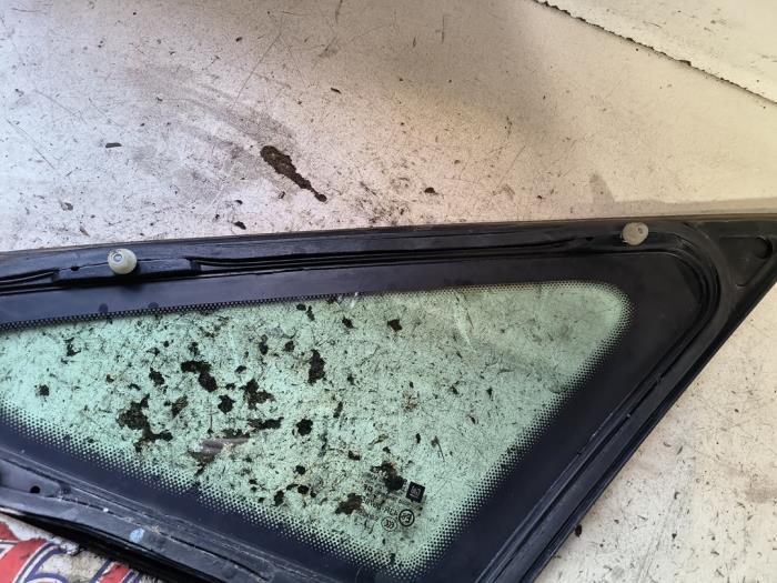 Extra fönster, 4-dörrars, höger fram från en Opel Zafira (M75) 2.2 16V Direct Ecotec 2008