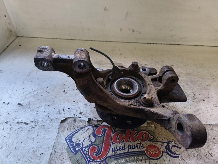 Spindel, vänster fram från en Opel Zafira (M75) 2.2 16V Direct Ecotec 2008