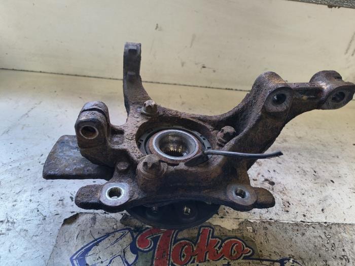 Spindel, vänster fram från en Opel Zafira (M75) 2.2 16V Direct Ecotec 2008