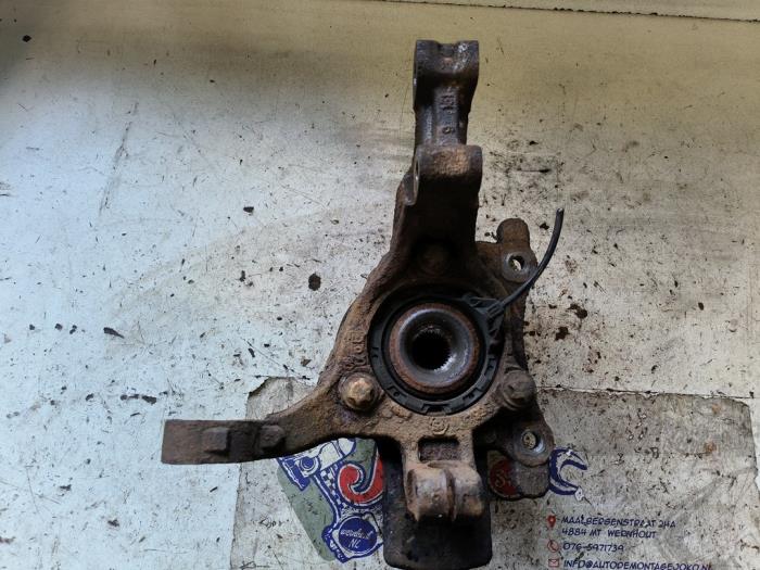 Spindel, vänster fram från en Opel Zafira (M75) 2.2 16V Direct Ecotec 2008