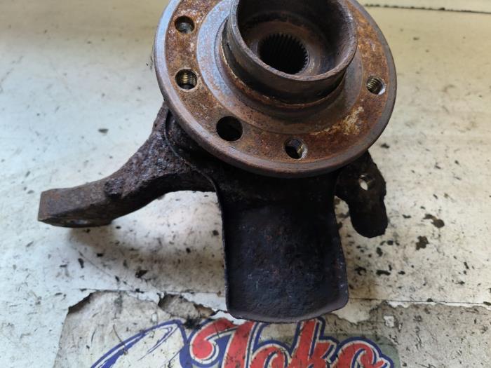 Spindel, höger fram från en Opel Zafira (M75) 2.2 16V Direct Ecotec 2008